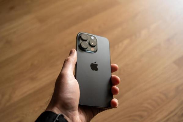 Prețul telefoanelor iPhone s-ar putea tripla până la 3.500 $ dacă sunt fabricate în SUA. Analist: "Armaghedon economic"