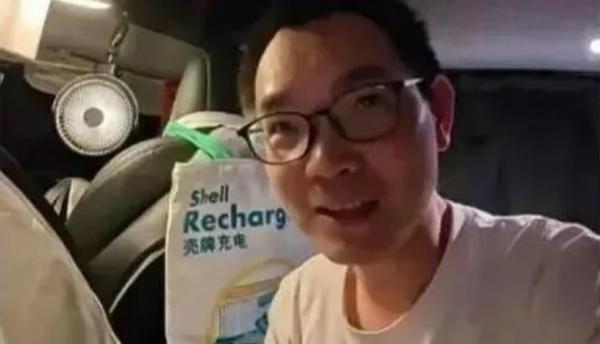 Un programator chinez a dezvăluit că, deși deține o casă de patru etaje, trăiește în mașina sa de patru ani.