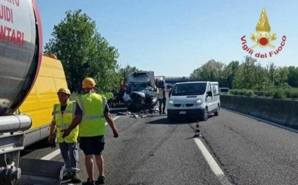 Şofer român, mort în duba strivită sub camion pe o autostradă din Italia. Cozi kilometrice de maşini, după tragedie