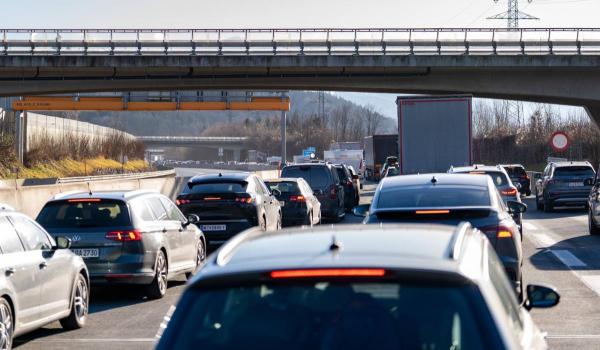 Un român a fost lovit mortal de o maşină şi târât sute de metri pe A1, în Austria. Fugise dintr-o parcare direct în şosea