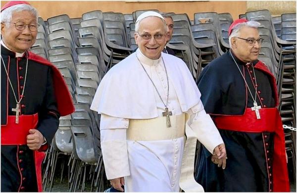Papa Leon al XIV-lea, plimbându-se pe străzile Vaticanului