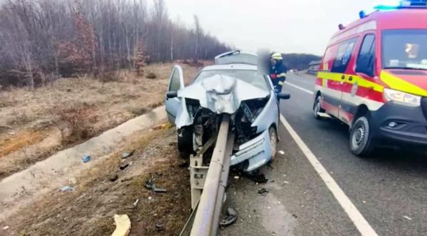 Un şofer din Alba s-a urcat beat la volan şi a intrat cu mașina într-un parapet de beton