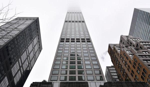 Milionarii din inima Manhattanului, care au plătit zeci de milioane de dolari pentru apartamentele lor luxoase din 432 Park Avenue, se plâng acum că trăiesc într-un coșmar rezidențial