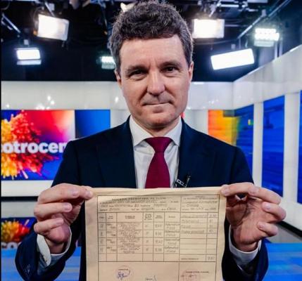 Nicuşor Dan şi-a prezentat diploma de BAC după ce în spaţiul public a circulat un fals. Ce spune despre salariile profesiorilor
