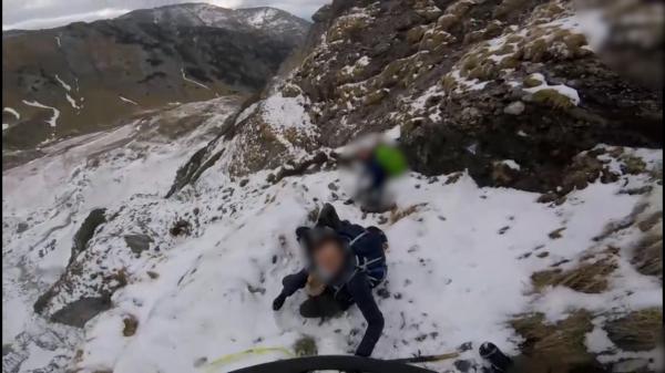 Patru turişti belgieni au rămas blocaţi pe un traseu dificil din Bucegi. Salvamontiştii i-au salvat cu elicopterul 