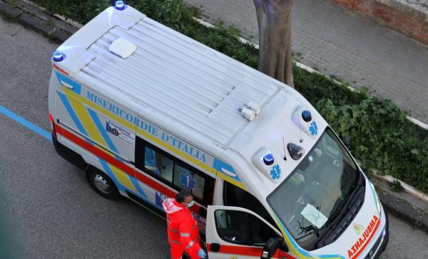 Copilă de şase ani, găsită într-o casă din Italia, îmbrăţişându-şi mama moartă de ore bune