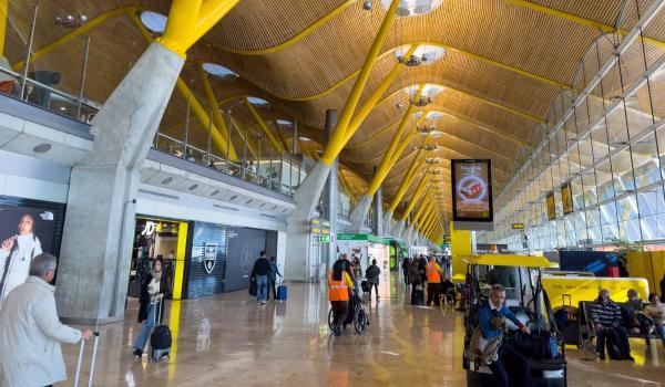 Cât de gravă a devenit criza locuinţelor în Spania? În Madrid, sute de persoane dorm de luni bune în aeroport