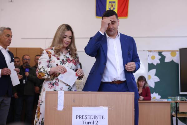 George Simion şi-a redeschis conturile de Facebook şi TikTok. Prima postare, în dimineaţa alegerilor