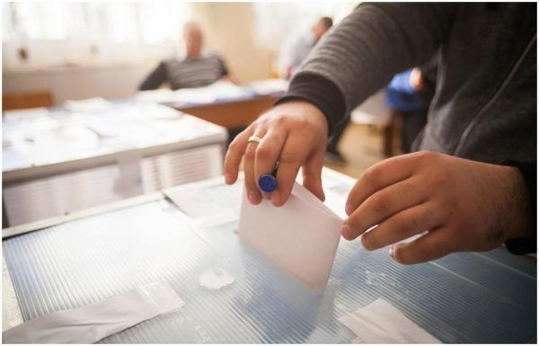 Un brăilean s-a ales cu dosar penal, după ce ar fi oferit alcool mai multor oameni ca să-i facă să voteze cu cine vrea el