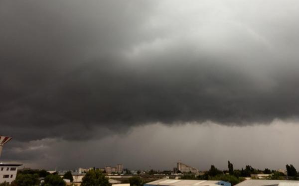 Mai bine de jumătate de țară intră de la ora 12.00 sub avertizare de ploi, grindină și vijelii. ANM anunță frig, lapoviță și ninsori la munte