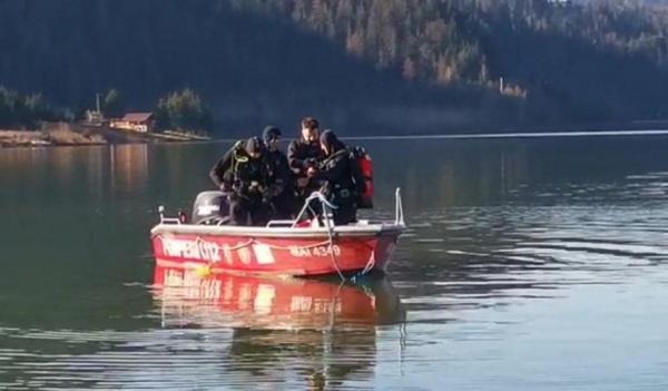 Adolescent dispărut în lacul Colibița, căutat de scafandri. Băiatul a căzut dintr-o barcă şi nu a mai ieşit la suprafaţă
