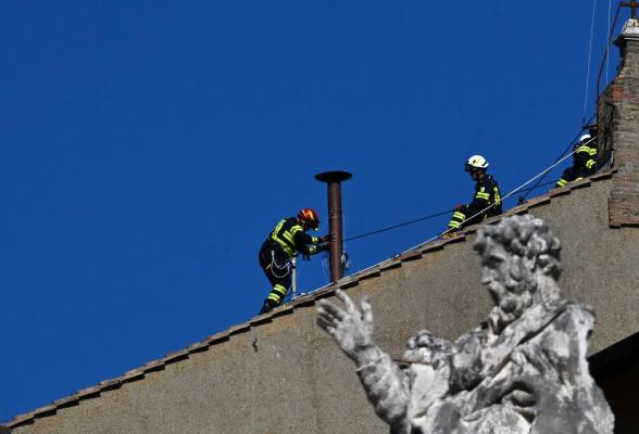 Pompierii intalează coșul de fum pe Capela Sixtină