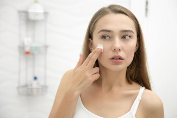(P) Minimalism în îngrijirea tenului: câte creme sunt suficiente
