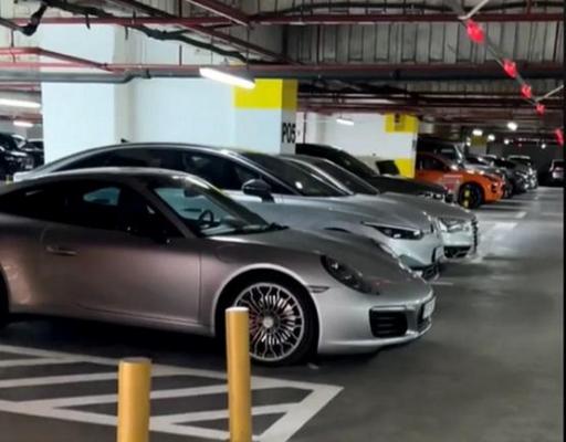 "Aşa ceva nu vezi des". Reacţia unui influencer italian după ce a văzut maşinile din parcarea unui mall din Bucureşti: "Nici nu mai știu ce filmez"