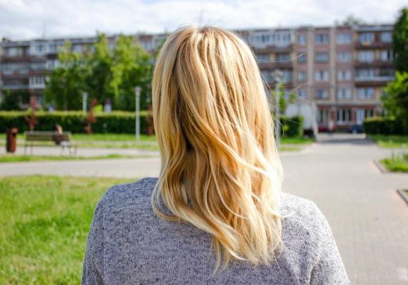 O tânără de 29 de ani a rămas paralizată după ce a folosit un drog vândut în magazine: "Euforia de 30 de secunde nu merită"