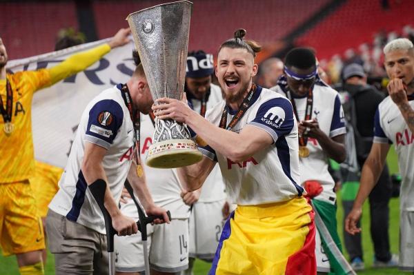 Radu Drăguşin a purtat steagul României după finala Europa League