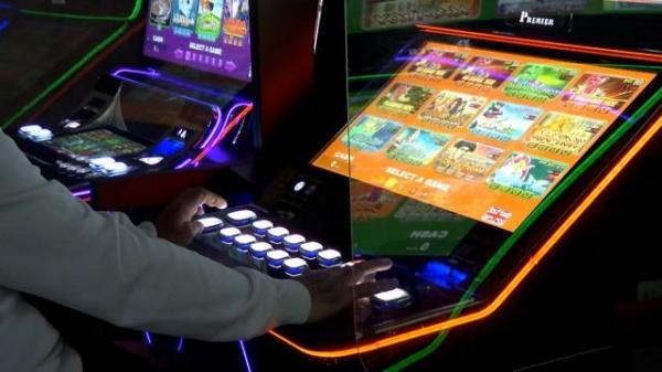 Doi bărbați au furat 14.500 lei din contul unei persoane de pe o platformă de pariuri. Ce metodă a folosit