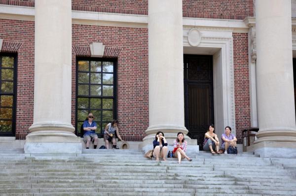 Trump interzice universității Harvard să mai aibă studenți străini: "Conducerea a creat un mediu nesigur în campus"