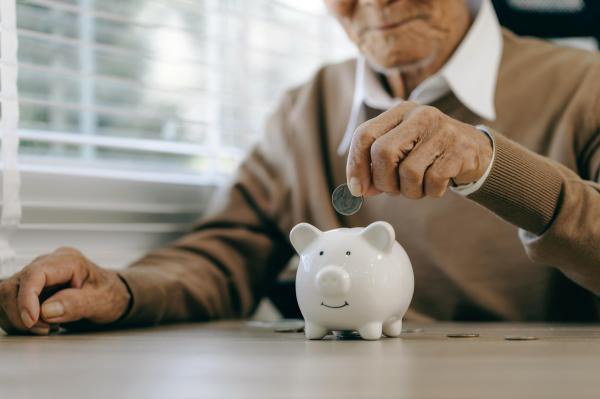 pensionar care pune bani la puşculiţă