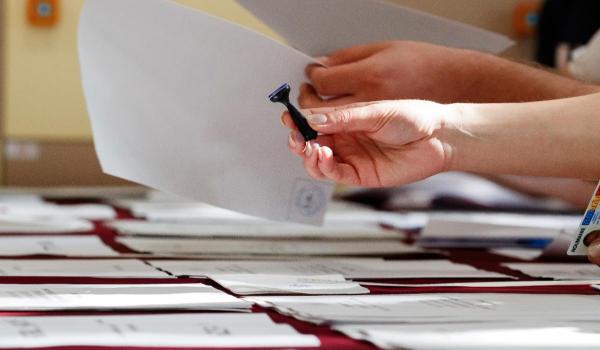 Avalanşă de petiţii online după rezultatul alegerilor: Se cere arestarea lui Simion sau anularea cetăţeniei pentru moldovenii de peste Prut