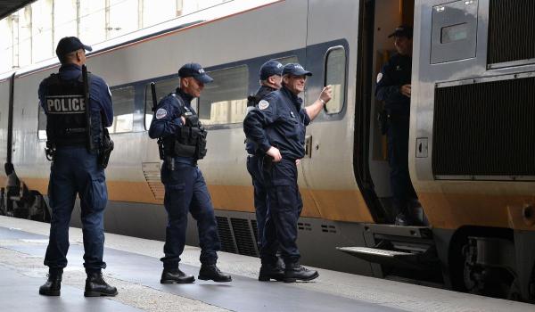 Trei români au dat peste cap mersul trenurilor din estul Franţei, după ce au furat sute de metri de cabluri