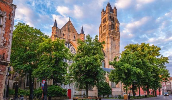 Oraşul european care le cere turiștilor să nu mai fure piatra cubică de pe străzile sale istorice