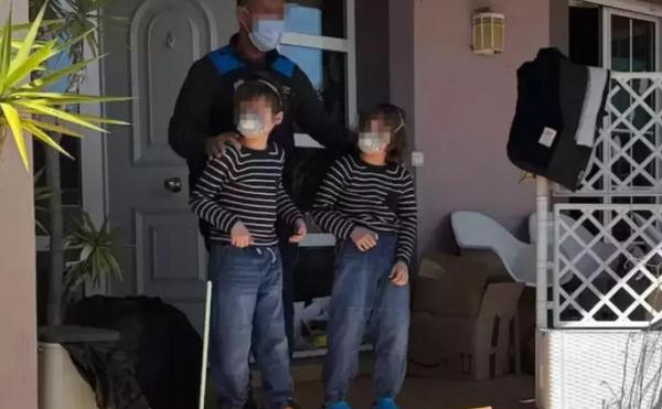 Gestul emoţionant făcut de frăţiorii ţinuţi închişi în "casa ororilor" din Spania, după ce au fost eliberaţi. Copiii nu aveau voie nici să se joace între ei