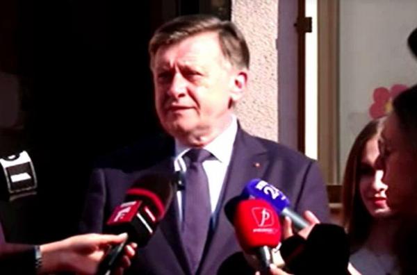 Crin Antonescu, candidatul coaliţiei: "Am votat pentru o Românie unită, puternică, demnă"