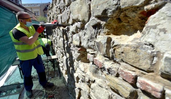 Doi turişti curioşi au scos o cutie dintr-un zid de piatră, în Cehia. Câteva minute mai târziu au mai făcut o descoperire şocantă