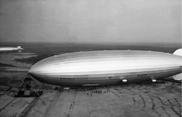 Pe 6 mai 1937, aeronava Hindenburg, cel mai mare dirijabil construit vreodată, ia foc iar tragedia se soldează cu 36 de decese