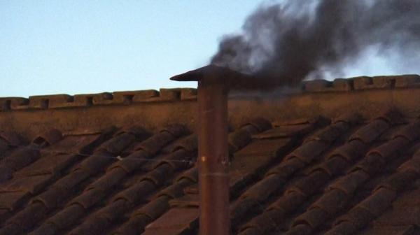 Fum negru deasupra Capelei Sixtine. Noul Papă nu a fost ales