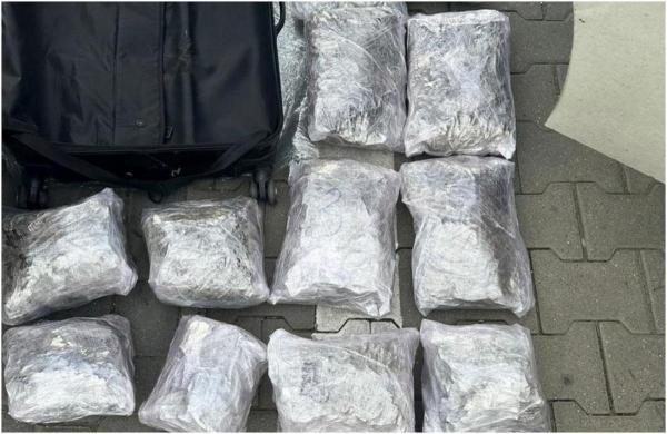 Bărbat de 40 de ani a trimis în România prin curier un troler cu 6,5 kg de droguri în el. Erau camuflate în pungi cu cafea