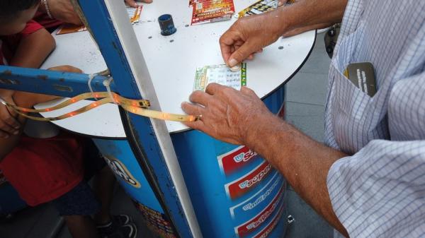 Şi-a cumpărat un loz răzuibil într-un bar din Italia şi a reuşit să câştige două milioane de euro dintr-un foc: “Chiar avea nevoie de bani”