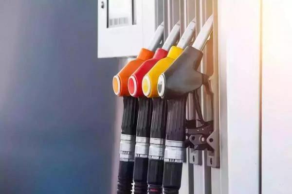 Preţul la benzină este în creştere, faţă de cel afişat în ziua precedentă