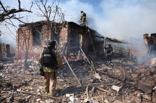 Ucraina acuză Rusia că atacă pe toată linia frontului, în ciuda armistiţiului anunţat de Putin. Cum a marcat Zelenski Ziua Victoriei