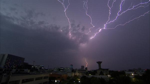 Cod roșu de vijelii cu aspect de tornadă în localități din Dolj și Mehedinți. Zonele vizate