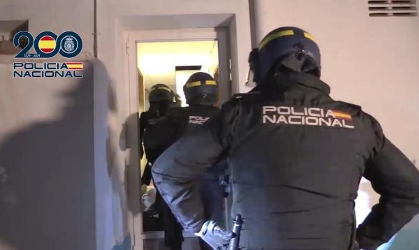 Români arestați în Spania, pentru exploatarea muncitorilor sezonieri. Îi obligau să locuiască într-un hotel abandonat, în condiții mizere