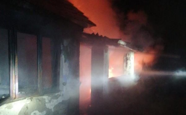 Un copil de 9 ani a murit carbonizat în propria casă, la Glimboca. Era singur când au izbuncnit flăcăril