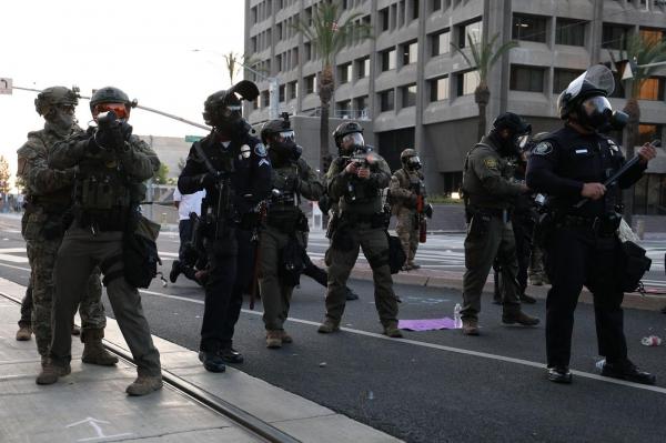 Trump nu dă înapoi şi trimite Armata pe străzile din Los Angeles: 700 de puşcaşi marini, în "Oraşul Îngerilor"