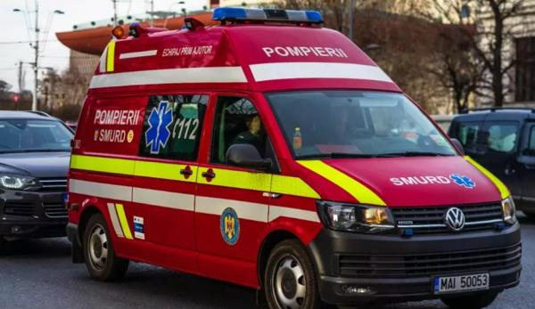 Impact violent între o dubă şi un microbuz cu 13 pasageri, în Brăila. O persoană a murit