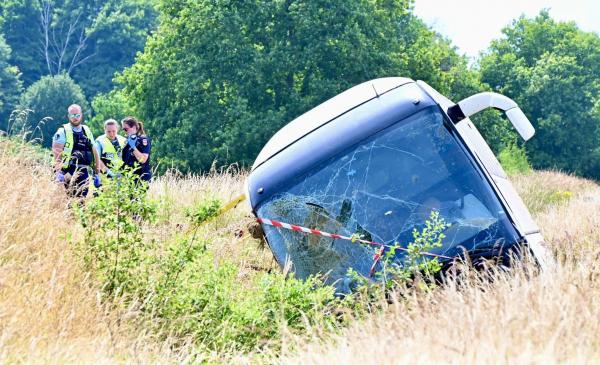 4 morţi şi zeci de răniţi după ce un autocar plin cu ucraineni, majoritatea elevi, s-a răsturnat în Franţa