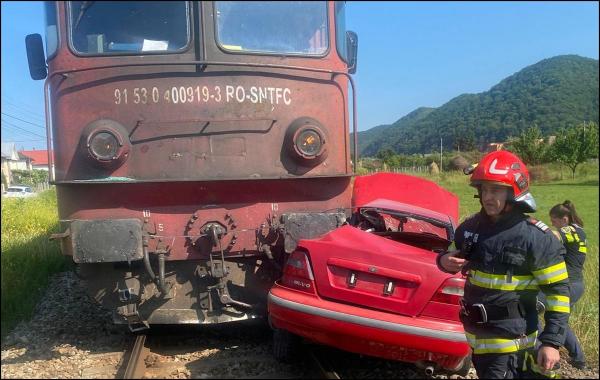 Autoturism spulberat de tren în Bistrița Năsăud. Şoferul a ieşit ca prin miracol înainte de impact