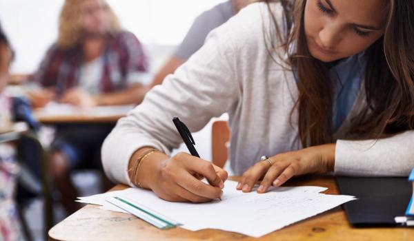 Notele obţinute de elevii de clasa a 12-a la examenul de bacalaureat, sesiunea de vară, înainte de depunerea contestațiilor, sunt afișate vineri, 20 iunie