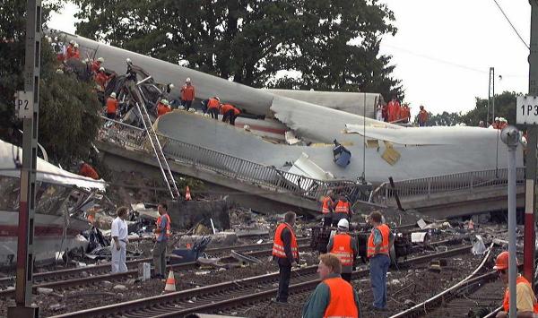 Pe 3 iunie 1998, trenul Intercity-Express Wilhelm Conrad Röntgen deraiază la Eschede, accident feroviar soldat cu 101 morţi