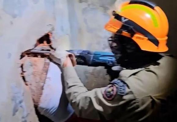 Evadare ratată în Brazilia: Un deţinut a rămas blocat în peretele pe care îl săpa în încercarea de a scăpa