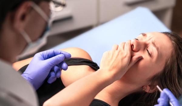 "Păcat". Stomatolog fals, prins în Cehia. Trata pacienţii cu proceduri de pe internet, ajutat de părinţi