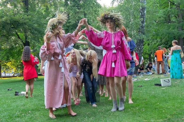 Sânziene sau Drăgaica 2025, tradiții și obiceiuri. Noaptea în care fetele își visează ursitul