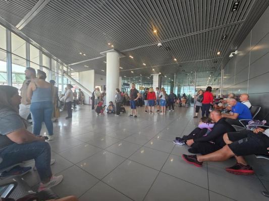 Turişti români blocaţi pe Aeroportul Otopeni