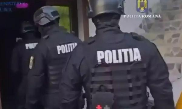 Percheziții la persoane care ar fi deținut ilegal arme de foc militare