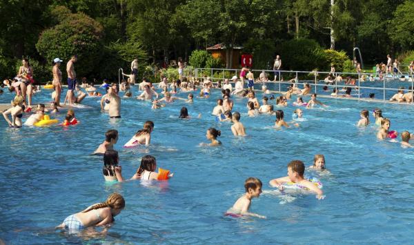 4 tineri din Ploieşti, prinşi 2 zile la rând scăldându-se într-un lac artificial. Cum i-au pedepsit poliţiştii